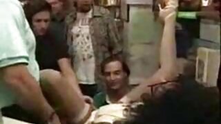موہک نوجوان سنہرے با ...